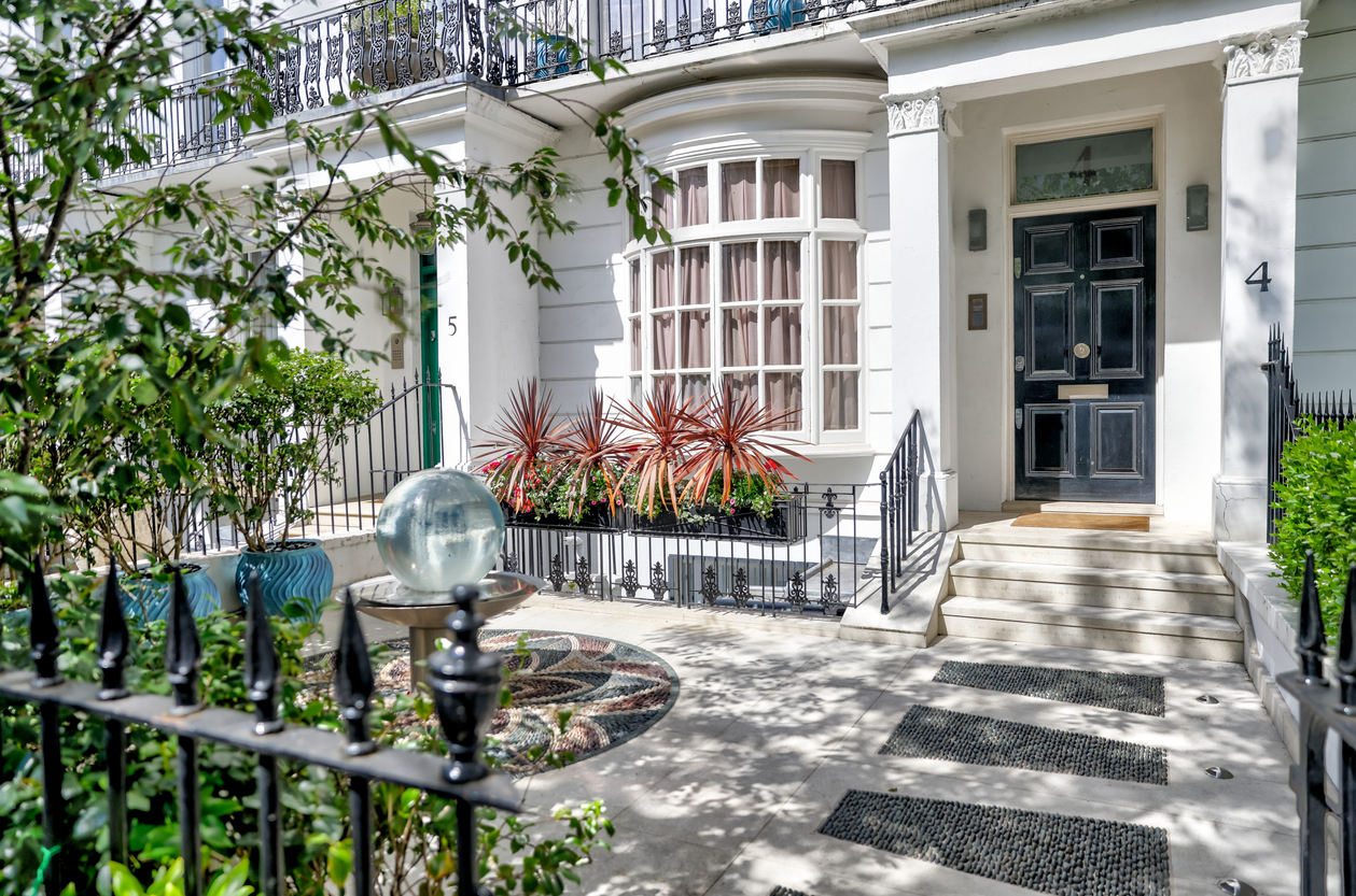 The entrance as seen from the street of a stately townhome in the Knightsbridge district of London